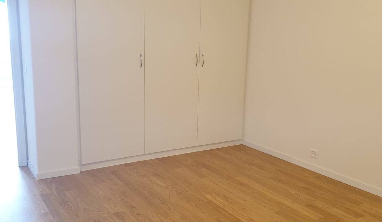 Chambre avec armoires