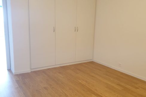 Chambre avec armoires