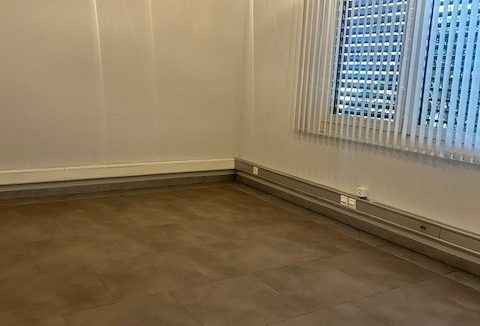 Salle-bureau avec accès locl stockage